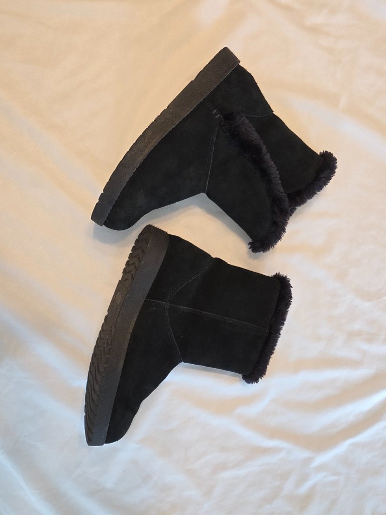 Black Suede Boots Faux Fur Lining Warm Cozy Winter Womens Sz 7 Shoes — image 2 of 8